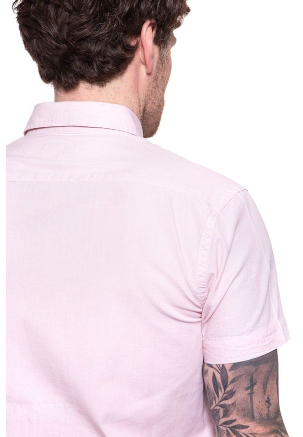 Wrangler - KOSZULA WRANGLER SS 1PKT BUTTON DOWN CAMEO PINK W5944OSY2 112129759. Typ kołnierza: button down. Materiał: materiał. Długość rękawa: krótki rękaw. Długość: krótkie