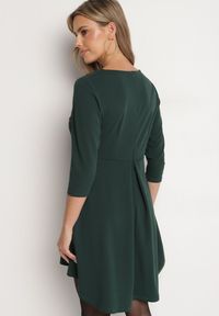 Born2be - Zielona Trapezowa Sukienka z Dłuższym Tyłem Gemirina. Okazja: na co dzień. Kolor: zielony. Typ sukienki: trapezowe. Styl: casual #6