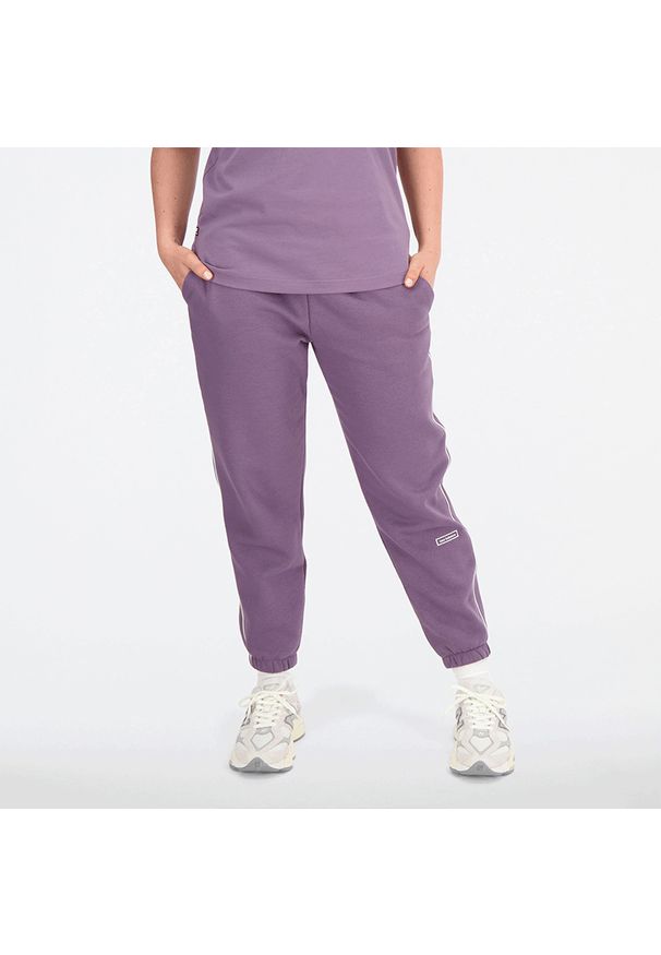 Spodnie damskie New Balance WP33509SHW – fioletowe. Kolor: fioletowy. Materiał: poliester, dresówka, bawełna. Wzór: haft