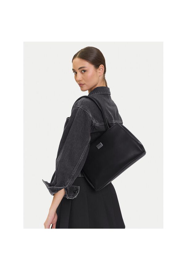 Torebka Tommy Jeans. Kolor: czarny