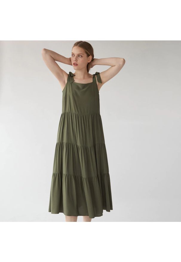 Mohito - Wiskozowa sukienka midi - Khaki. Kolor: brązowy. Materiał: wiskoza. Długość: midi