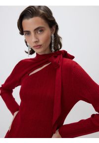 Reserved - Sweter z ozdobnym wiązaniem - czerwony. Kolor: czerwony. Materiał: dzianina, wełna #1