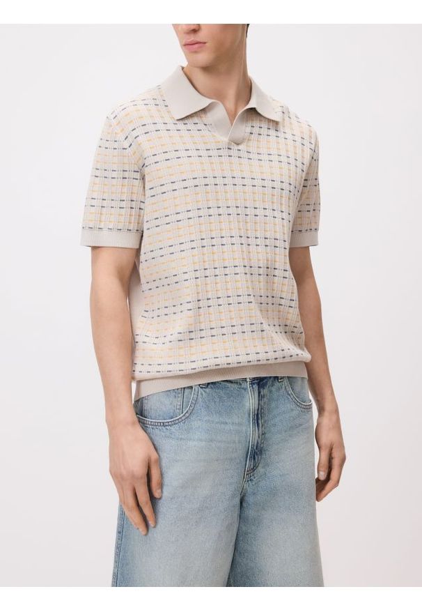 Reserved - Strukturalny sweter polo - beżowy. Typ kołnierza: polo. Kolor: beżowy. Materiał: bawełna