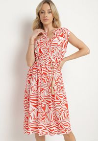 Born2be - Czerwona Bawełniana Rozkloszowana Sukienka z Geometrycznym Wzorem Annivaria. Okazja: na co dzień. Typ kołnierza: dekolt w kształcie V. Kolor: czerwony. Materiał: bawełna. Wzór: geometria. Typ sukienki: rozkloszowane. Styl: klasyczny, casual, elegancki #1