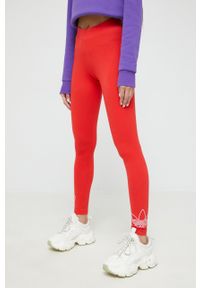 adidas Originals legginsy damskie kolor czerwony z nadrukiem. Kolor: czerwony. Materiał: bawełna. Wzór: nadruk