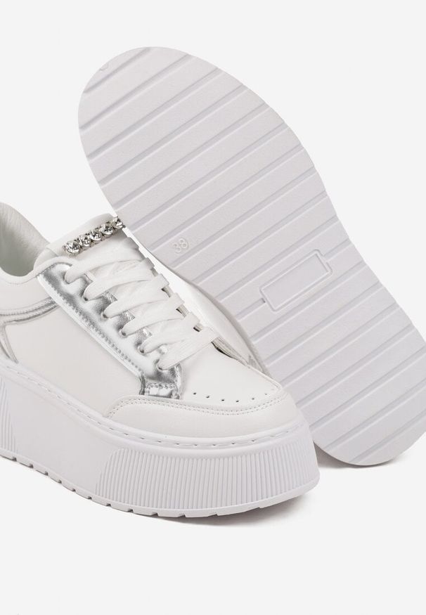 Renee - Białe Sneakersy na Platformie Ozdobione Przeszyciami Tatoretia. Okazja: na co dzień. Kolor: biały. Materiał: jeans. Wzór: aplikacja. Obcas: na platformie