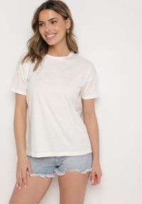 Born2be - Beżowy Klasyczny T-shirt Oversize z Bawełny Zivassa. Okazja: na co dzień. Kolor: beżowy. Materiał: bawełna. Styl: klasyczny #3