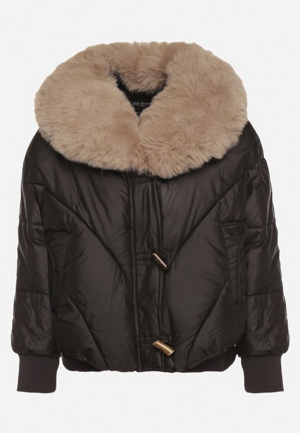 Born2be - Czarna Pikowana Kurtka o Pudełkowym Kroju z Kapturem z Futerkiem Rivitta. Okazja: na co dzień, na spotkanie biznesowe, do pracy. Typ kołnierza: kaptur. Kolor: czarny. Materiał: futro. Wzór: aplikacja, paski. Styl: casual, biznesowy, elegancki, klasyczny