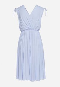 Born2be - Jasnoniebieska Plisowana Sukienka z Bawełną i Wiskozą z Gumką w Talii i Kopertowym Dekoltem Karamla. Typ kołnierza: dekolt kopertowy. Kolor: niebieski. Materiał: bawełna, wiskoza. Typ sukienki: kopertowe #6