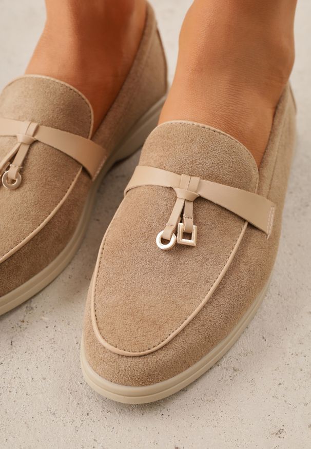 Renee - Ciemnobeżowe Mokasyny VICES z Imitacji Zamszu z Wkładką ze Skóry Naturalnej Dispova. Okazja: na co dzień. Kolor: beżowy. Materiał: skóra, zamsz. Styl: elegancki, casual