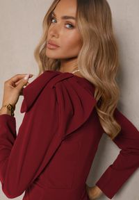 Renee - Bordowa Koktajlowa Sukienka o Dopasowanym Kroju z Kokardą na Ramieniu Innathia. Typ kołnierza: kokarda. Kolor: czerwony. Materiał: koronka. Typ sukienki: dopasowane. Styl: wizytowy