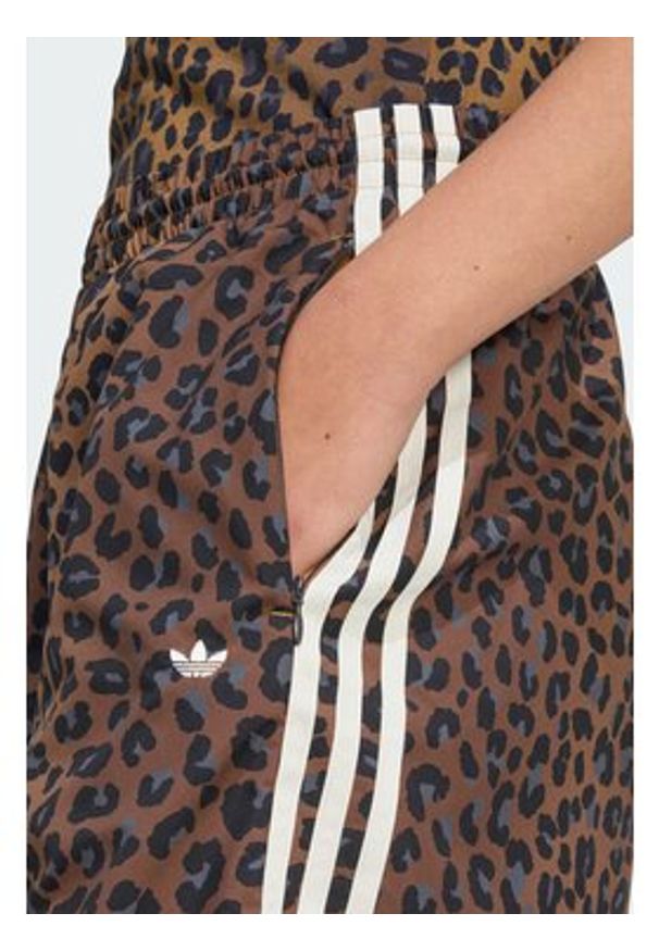 Adidas - adidas Spodnie dresowe Leopard Firebird JW7302 Brązowy Wide Leg. Kolor: brązowy. Materiał: syntetyk