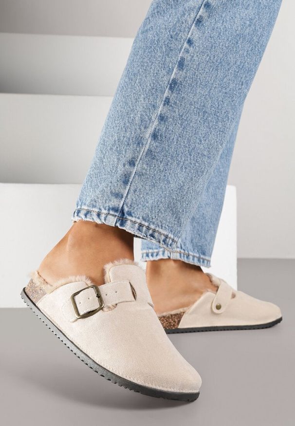Renee - Beżowe Kapcie Typu Chodaki na Podeszwie z Korka Ozdobione Klamrą Alanelle. Okazja: na co dzień. Zapięcie: klamry. Kolor: beżowy. Materiał: jeans. Wzór: aplikacja. Styl: casual
