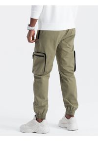 Ombre Clothing - Męskie spodnie JOGGERY z zapinanymi kieszeniami cargo - jasnooliwkowe V1 - Rozmiar: S. Kolor: oliwkowy. Materiał: guma, tkanina, elastan, bawełna. Wzór: nadruk #3