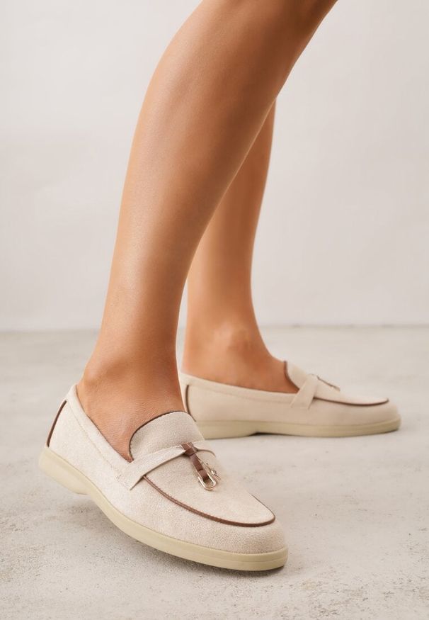 Born2be - Beżowe Mokasyny z Imitacji Zamszu Zdobione Aplikacją z Zawieszkami Peleg. Okazja: do pracy, na spotkanie biznesowe. Kolor: beżowy. Materiał: zamsz. Wzór: aplikacja. Styl: biznesowy, elegancki