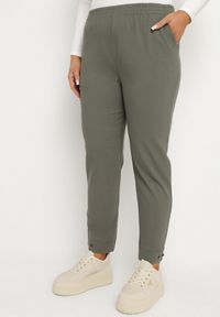 Born2be - Ciemnozielone Spodnie z Wiskozą z Gumką w Talii i Aplikacjami przy Nogawkach Stellorie. Okazja: na co dzień. Kolekcja: plus size. Kolor: zielony. Materiał: wiskoza. Wzór: aplikacja. Styl: elegancki, casual