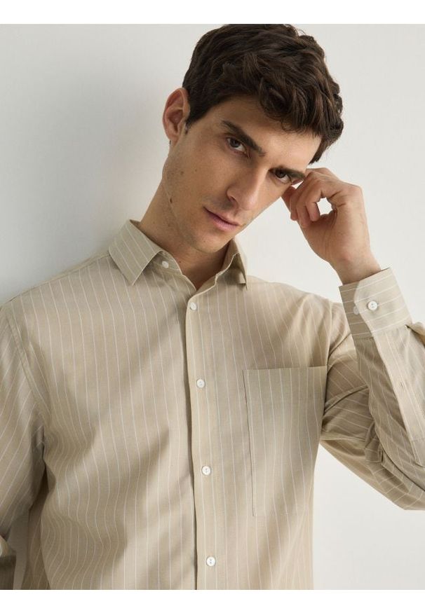 Reserved - Koszula comfort fit w paski - beżowy. Kolor: beżowy. Materiał: tkanina, wiskoza. Wzór: paski