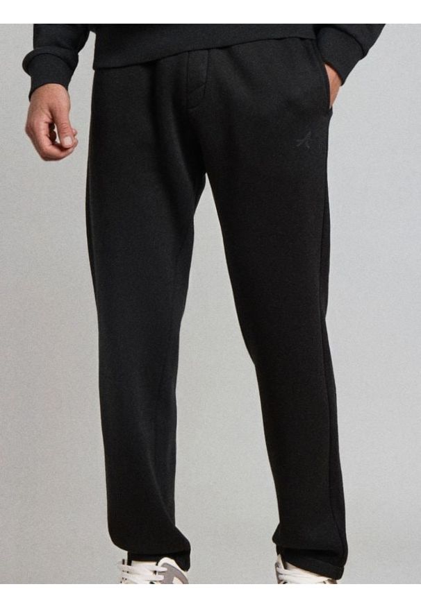 Sinsay - Spodnie straight fit - czarny. Kolor: czarny