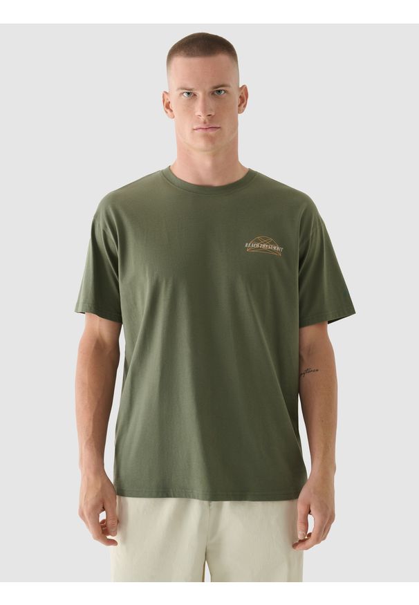 4f - T-shirt oversize z nadrukiem męski - khaki. Okazja: na co dzień. Kolor: brązowy, wielokolorowy, oliwkowy. Materiał: jersey, dzianina, bawełna. Długość rękawa: krótki rękaw. Długość: krótkie. Wzór: nadruk. Styl: casual, klasyczny, sportowy