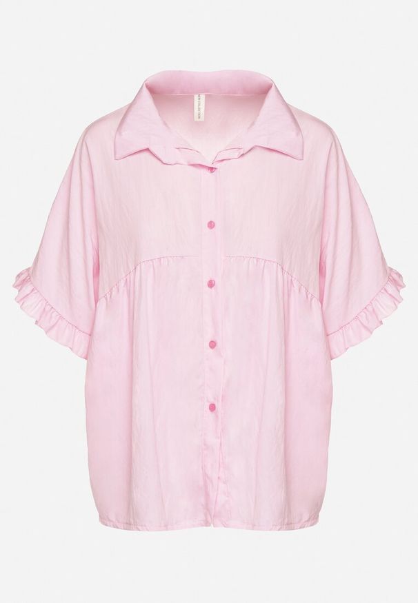 Born2be - Różowa Koszula z Wiskozą i Ozdobnymi Falbankami Emeleldi. Okazja: na co dzień. Typ kołnierza: kołnierz z falbankami. Kolor: różowy. Materiał: wiskoza. Długość rękawa: krótki rękaw. Długość: krótkie. Wzór: aplikacja. Styl: casual, klasyczny