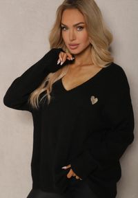 Renee - Czarny Sweter z Wełną i Dekoltem w Serek Ziviola. Okazja: na co dzień, do pracy. Typ kołnierza: dekolt w serek. Kolor: czarny. Materiał: wełna. Długość rękawa: długi rękaw. Długość: długie. Styl: casual