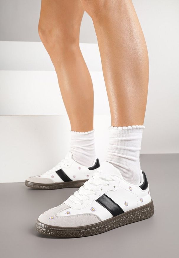 Born2be - Białe Sneakersy Typu Tenisówki z Kwiatkami Reisare. Okazja: na co dzień. Kolor: biały. Materiał: jeans. Wzór: kwiaty