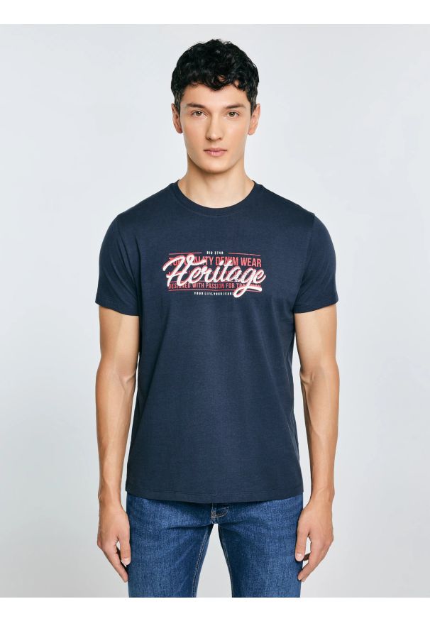 Big-Star - Koszulka męska z nadrukiem granatowa Keren 403. Okazja: na co dzień. Kolor: niebieski. Materiał: dzianina, bawełna, jeans, materiał. Wzór: nadruk. Styl: casual, klasyczny, sportowy