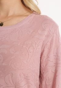 Born2be - Różowy Sweter z Tłoczonym Wzorem w Ornamentalnym Stylu Mariot. Okazja: na co dzień. Kolor: różowy. Styl: casual