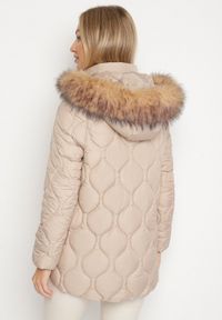 Born2be - Ciemnobeżowa Pikowana Kurtka o Pudełkowym Kroju z Odpinanym Kapturem z Futrem Lilssia. Okazja: na co dzień. Kolor: beżowy. Materiał: futro. Styl: elegancki, casual, klasyczny #3