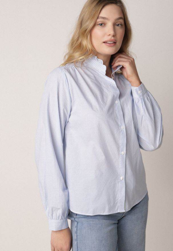 Born2be - Niebieska Bawełniana Koszula ze Stójką z Falbanką i Haftem przy Guzikach Umaria. Okazja: na co dzień, na spotkanie biznesowe, do pracy. Typ kołnierza: kołnierzyk stójkowy. Kolor: niebieski. Materiał: bawełna. Wzór: haft. Styl: casual, biznesowy, elegancki