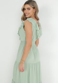 Born2be - Miętowa Sukienka Maxi z Marszczoną Gumką w Pasie i Wiązaniem na Plecach Vaida. Typ kołnierza: kołnierz z falbankami. Kolor: miętowy. Długość rękawa: bez rękawów. Długość: maxi #7