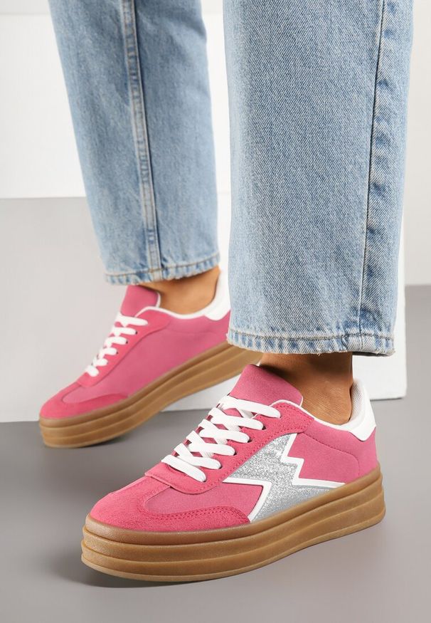 Renee - Fuksjowe Sneakersy w Stylu Tenisówek Ozdobione Geometrycznym Wzorem Tolivanna. Okazja: na co dzień. Zapięcie: sznurówki. Kolor: różowy. Materiał: jeans. Wzór: aplikacja, geometria
