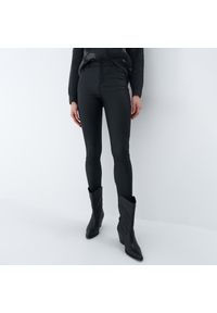 Mohito - Woskowane jeansy skinny - Czarny. Kolor: czarny #1