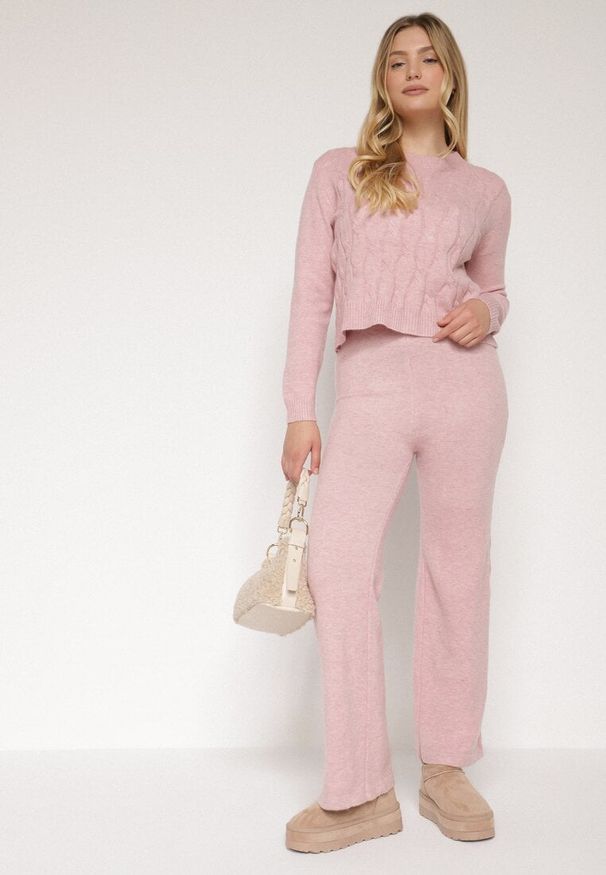 Born2be - Jasnoróżowy Komplet z Wełną i Bawełną Sweter ze Splotem i Szerokie Spodnie Reinettia. Kolor: różowy. Materiał: wełna, bawełna. Wzór: ze splotem