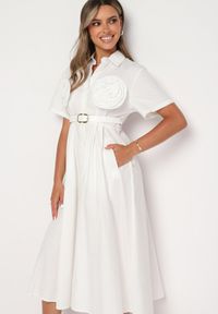 Born2be - Biała Bawełniana Sukienka o Koszulowym Kroju z Paskiem i Kwiatowymi Broszkami Zelnea. Okazja: na spotkanie biznesowe. Kolor: biały. Materiał: bawełna. Długość rękawa: krótki rękaw. Wzór: kwiaty. Typ sukienki: koszulowe. Styl: biznesowy, elegancki #1
