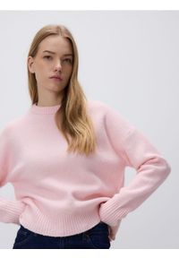 Reserved - Sweter z obniżoną linią ramion - pastelowy róż. Kolor: różowy. Materiał: wełna, dzianina #1