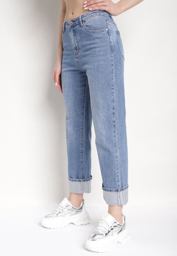Born2be - Niebieskie Jeansy z Podwijanymi Nogawkami z Cyrkoniami Danrava. Okazja: na co dzień. Kolor: niebieski. Styl: glamour, casual