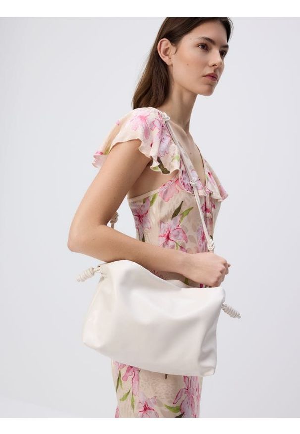 Reserved - Torebka na ramię - biały. Kolor: biały. Materiał: skórzane. Rodzaj torebki: na ramię