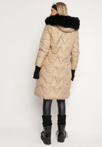 Born2be - Beżowa Pikowana Kurtka o Długim Kroju z Kapturem Kieszeniami i Odpinanym Futerkiem Liliraeth. Okazja: na co dzień, na spacer. Typ kołnierza: kaptur. Kolor: beżowy. Materiał: futro. Długość rękawa: długi rękaw. Długość: długie. Wzór: aplikacja. Styl: casual, elegancki #3