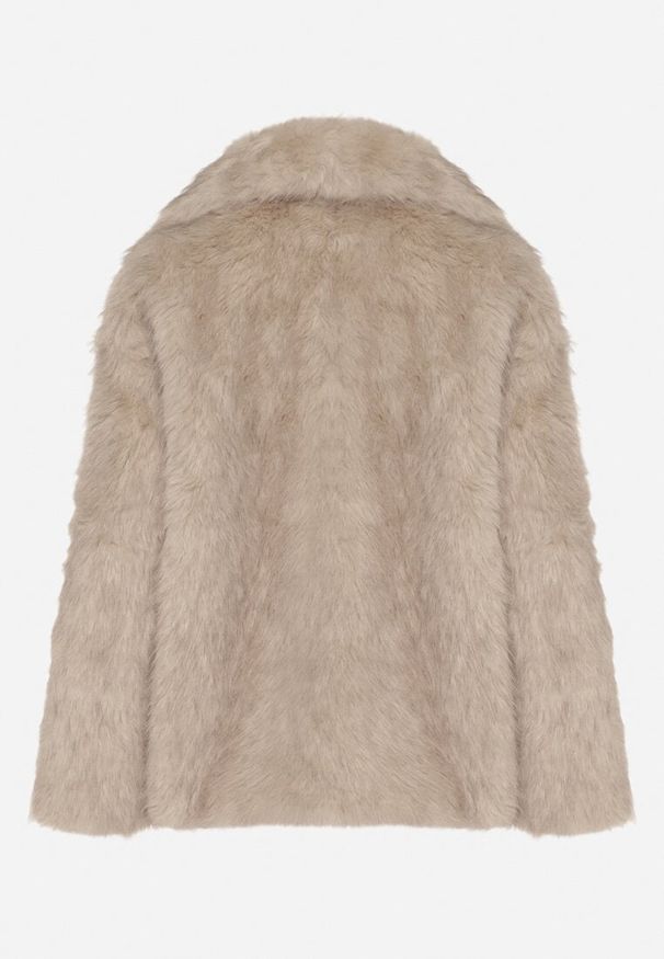 Born2be - Beżowa Kurtka Futerko o Dwurzędowym Kroju Oversize Nevisa. Okazja: na spotkanie biznesowe, do pracy. Kolor: beżowy. Materiał: futro. Sezon: zima, jesień. Styl: biznesowy