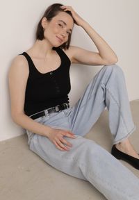 Born2be - Czarny Prążkowany Top na Szerokich Ramiączkach z Bawełny Zdobiony Guzikami Bernella. Okazja: na spacer. Kolor: czarny. Materiał: prążkowany, bawełna. Długość rękawa: na ramiączkach. Wzór: aplikacja. Sezon: zima, lato. Styl: elegancki #1