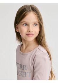 Reserved - Prążkowana bluzka z aplikacją - fioletowy. Kolor: fioletowy. Materiał: prążkowany. Wzór: aplikacja #1