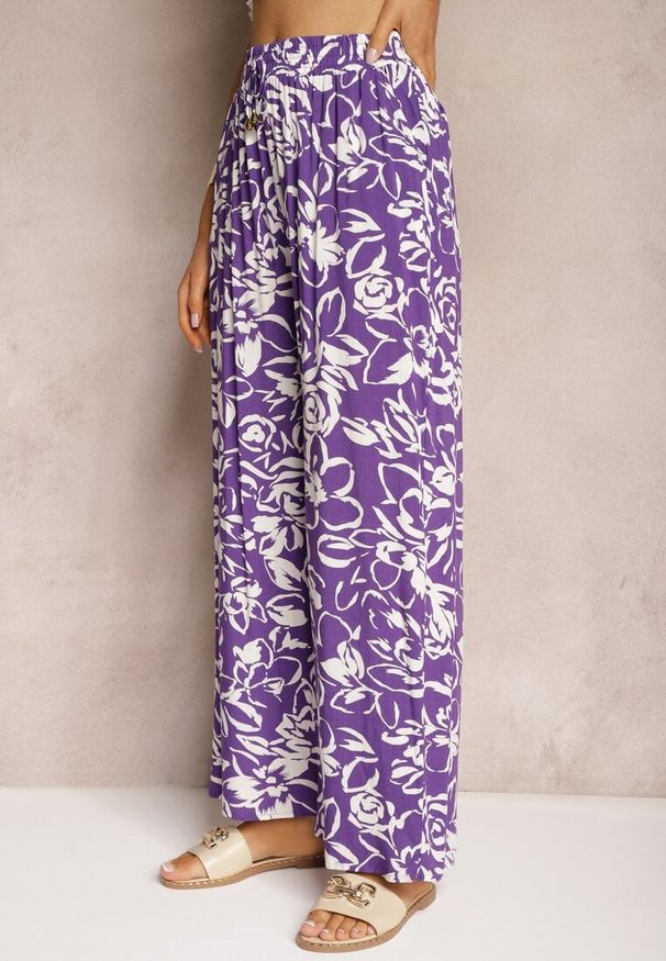 Renee - Fioletowe Spodnie High Waist z Wiskozy w Kwiaty z Szerokimi Nogawkami i Gumką w Pasie Gronea. Stan: podwyższony. Kolor: fioletowy. Materiał: wiskoza. Wzór: kwiaty. Sezon: lato