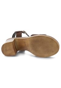 Sandały damskie Tamaris, cholewka ze skóry zamszowej na stabilnym słupku z szerokimi paskami i regulowanym zapięciem przy kostce ozdobione dużą klamr. Okazja: na co dzień. Zapięcie: pasek. Kolor: brązowy. Wzór: aplikacja. Materiał: zamsz, skóra. Sezon: lato. Obcas: na słupku. Styl: casual, elegancki, klasyczny. Wysokość obcasa: średni #7