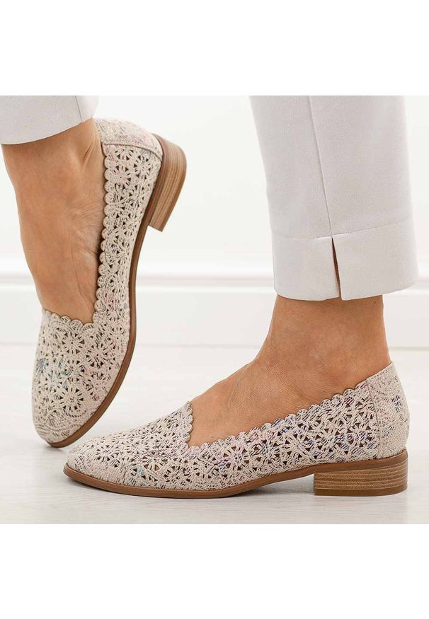 POTOCKI - Beżowe ażurowe półbuty damskie Potocki 12320. Nosek buta: okrągły. Kolor: beżowy. Szerokość cholewki: normalna. Wzór: ażurowy. Materiał: skóra. Sezon: wiosna, lato. Obcas: na obcasie. Styl: elegancki, klasyczny. Wysokość obcasa: niski