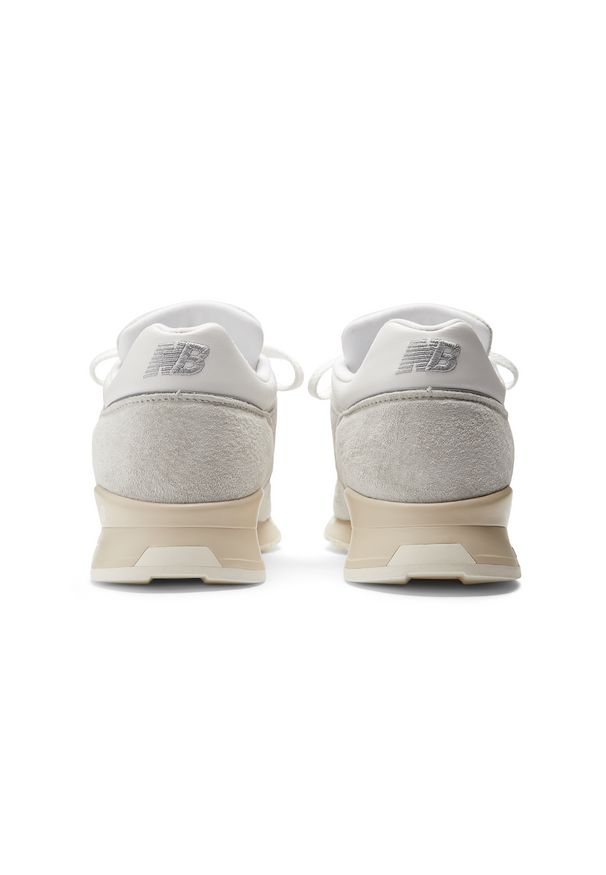Buty męskie New Balance U1500WSB – białe. Kolor: biały. Materiał: zamsz, skóra. Szerokość cholewki: normalna. Sezon: lato