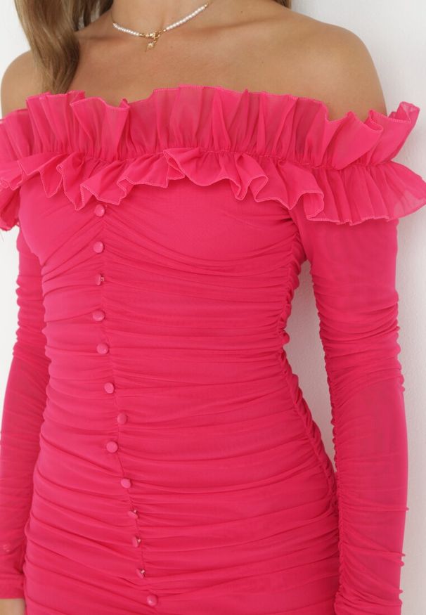 Born2be - Fuksjowa Dopasowana Sukienka Hiszpanka z Falbanką Turlia. Typ kołnierza: dekolt hiszpanka. Kolor: różowy. Wzór: aplikacja