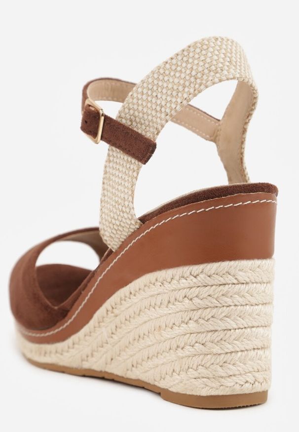 Renee - Brązowe Sandały na Koturnie Ozdobionym Plecionką z Juty Admerla. Okazja: na co dzień. Zapięcie: pasek. Kolor: brązowy. Materiał: materiał, len. Wzór: aplikacja. Sezon: lato. Obcas: na koturnie. Styl: wakacyjny, casual, elegancki