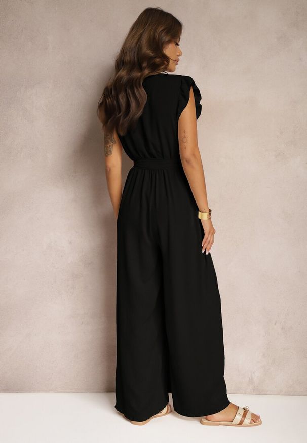 Renee - Czarny Koktajlowy Kombinezon Wiązany Paskiem Wykończony Falbankami przy Ramionach Vimaseni. Okazja: na co dzień, na imprezę. Kolor: czarny. Sezon: lato. Styl: wizytowy