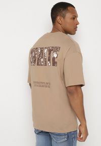 Born2be - Ciemnobeżowa Bawełniana Koszulka T-shirt z Ozdobnym Nadrukiem Sanestia. Okazja: na co dzień. Kolor: beżowy. Materiał: bawełna. Wzór: nadruk. Styl: klasyczny, casual, elegancki #6